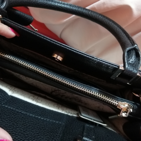 Guess purse - Picture 3 of 4